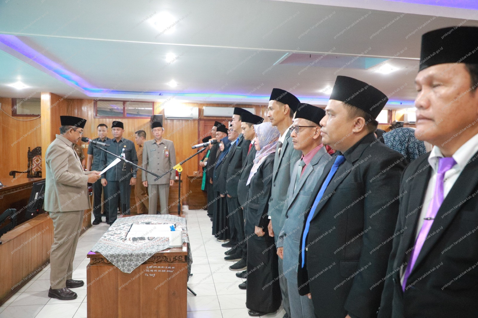 Bupati Anwar Sadat Tekankan Integritas dan Kolaborasi Saat Lantik Pejabat Manajerial dan Non-Manajerial Pemkab Tanjab Barat